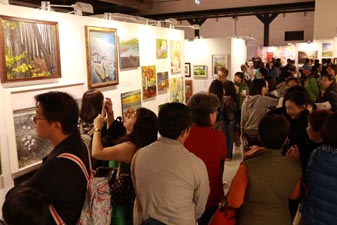 「ART easy 台灣輕鬆藝術博覽會」今年以「平實、好入手」價格策略，吸引許多藝術愛好者前來支持。